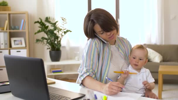 Werkende moeder met baby bellen op smartphone — Stockvideo