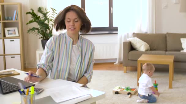 Работающая мать с маленьким мальчиком в домашнем офисе — стоковое видео