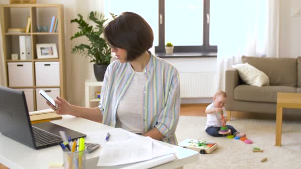 Travailler mère appelant sur smartphone et bébé — Video