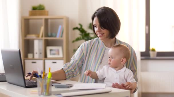 Werkende moeder met babyjongen op kantoor aan huis — Stockvideo