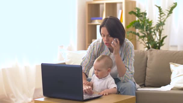 Travailler mère avec bébé appelant sur smartphone — Video