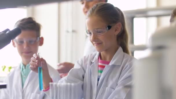 Lehrer und Schüler, die Chemie in der Schule studieren — Stockvideo