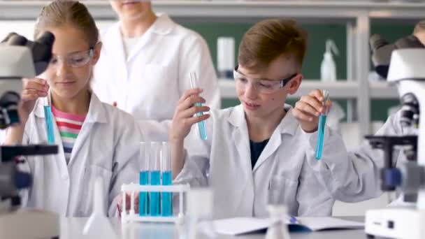 Leraar en studenten die studeren chemie op school — Stockvideo