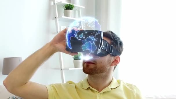 Muž ve vr headsetu s earth projekci doma — Stock video