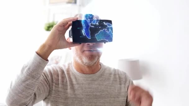 Senior homme en vr casque avec projection de la terre — Video