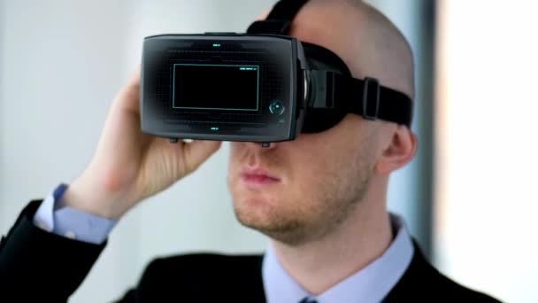 Zakenman met vr headset en virtuele projectie — Stockvideo