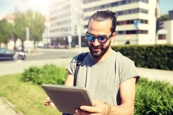 Mann mit Rucksack und Tablet-PC in der Stadt unterwegs — Stockfoto