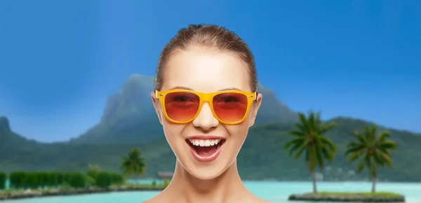 Szczęśliwa kobieta lub nastolatkę w okulary przeciwsłoneczne na plaży — Zdjęcie stockowe
