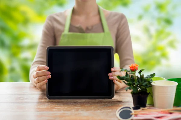 Zbliżenie na kobiece ogrodnik z komputera typu tablet — Zdjęcie stockowe