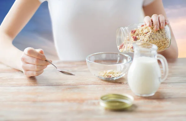 Close up of woman eating muesli for завтрак — стоковое фото