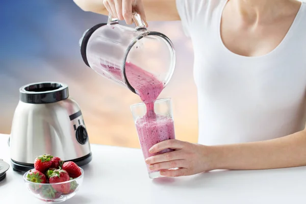 Close up de mulher com liquidificador derramando batido de leite — Fotografia de Stock