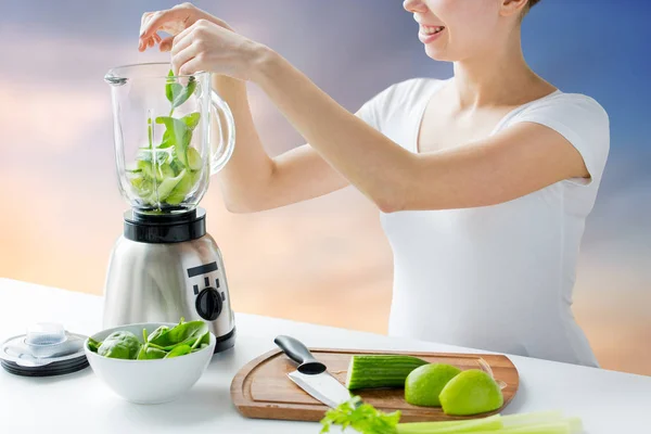 Närbild på kvinna med mixer och grönsaker — Stockfoto