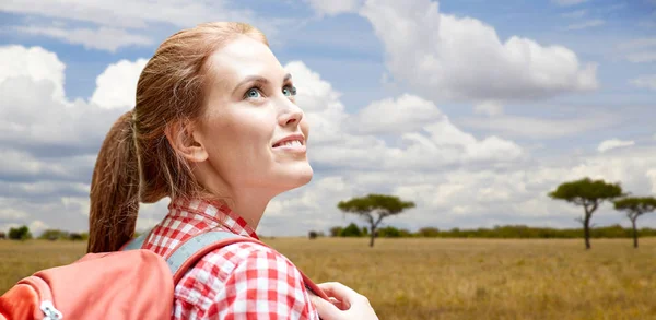 Donna felice con zaino sopra savana africana — Foto Stock
