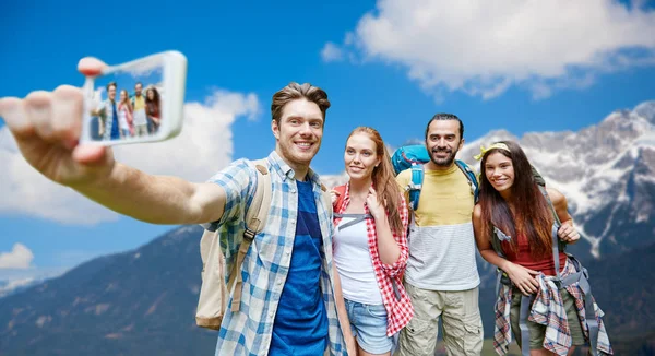Przyjaciele z plecaka biorąc selfie przez smartphone — Zdjęcie stockowe