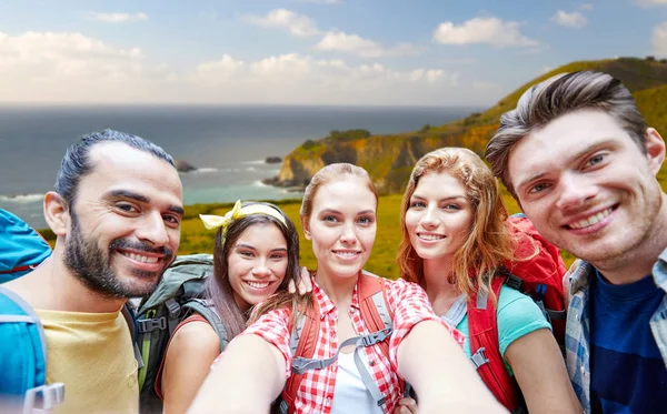 Friends with backpack taking selfie over big sur — Stock Photo, Image