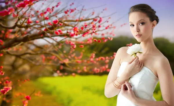 Schöne asiatische Frau mit Blume und Schmuck — Stockfoto