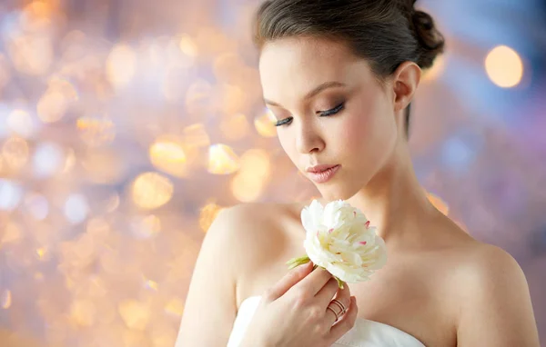 Hermosa mujer asiática con flor y anillo de oro —  Fotos de Stock