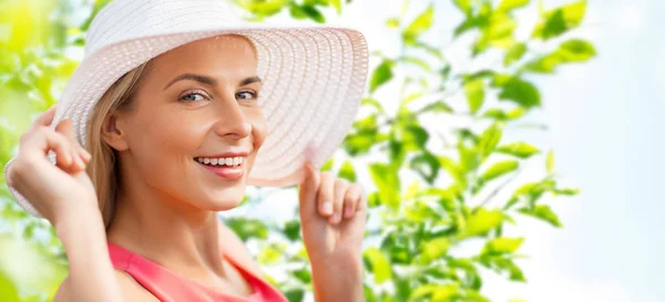 Retrato de bela mulher sorridente em chapéu de sol — Fotografia de Stock