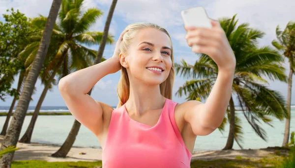 Technologie Lidi Koncept Šťastná Mladá Krásná Žena Smartphone Selfie Převzetí — Stock fotografie