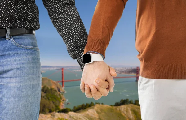 Nahaufnahme der männlichen homosexuellen Paar Hände mit Smartwatch — Stockfoto