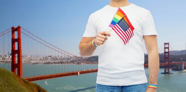 Homosexuella med amerikanska och pride flaggor över golden gate — Stockfoto