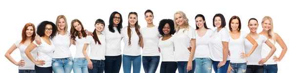 Grupo de felices mujeres diferentes en camisetas blancas — Foto de Stock