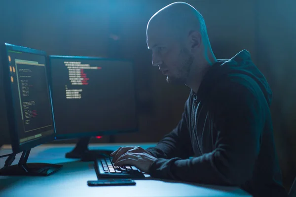 Хакер, що використовує комп'ютерний вірус для кібер-атаки — стокове фото