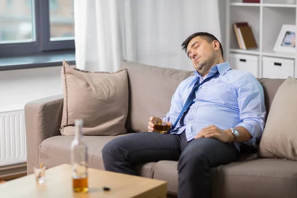自宅に眠っているアルコールのガラスと一緒に酔った男 — ストック写真