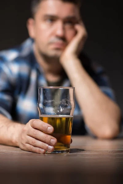 Alkoholiker trinkt nachts Bier aus Glas — Stockfoto