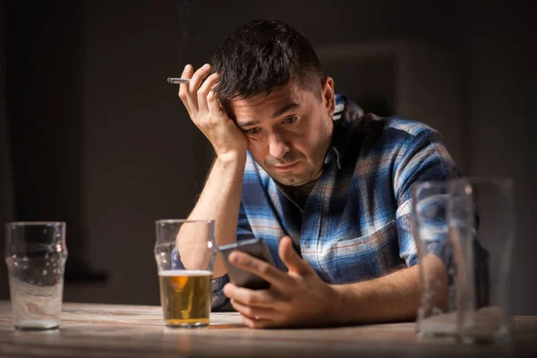 Mannen med mobiltelefon alkoholkonsumtion och rökning — Stockfoto