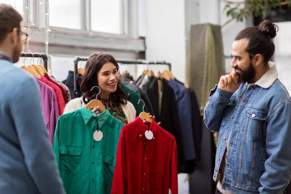 Friends choosing clothes at vintage clothing store — Stock Photo, Image