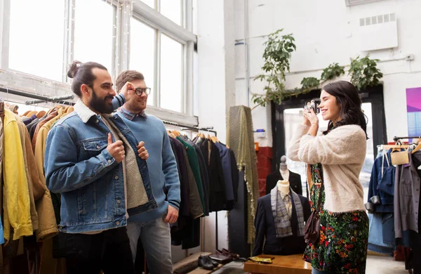 Friends photographing at vintage clothing store — Stock Photo, Image