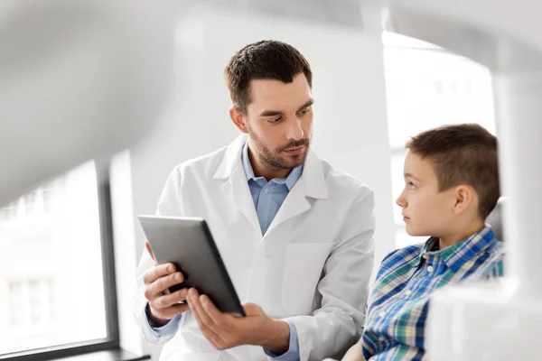 Dentista parlando con paziente bambino presso la clinica dentale — Foto Stock