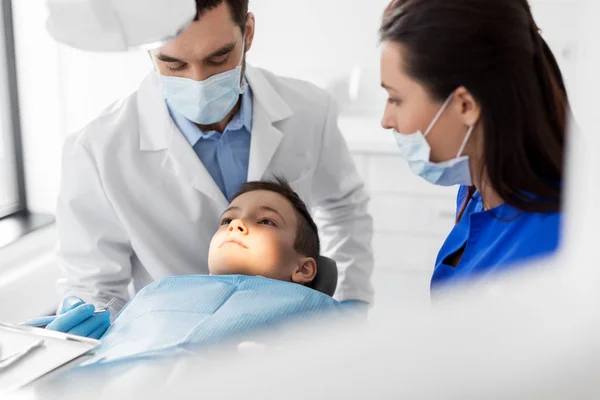 Dentist checking for kid teeth at dental clinic — Stock Photo, Image