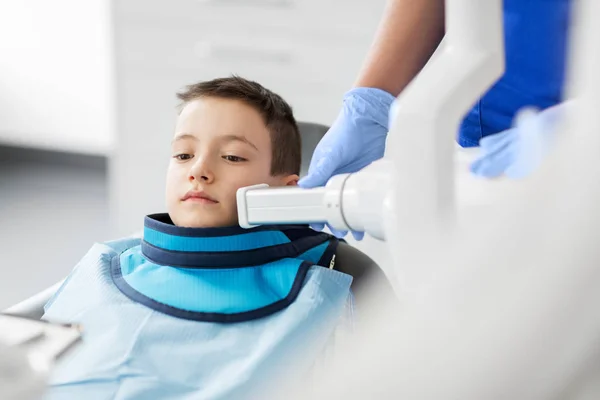 Dentist making x-ray of kid teeth at dental clinic — Stock Photo, Image