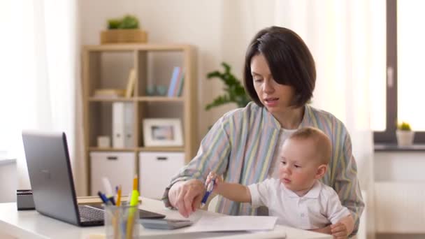 Travailler mère avec bébé garçon au bureau à la maison — Video