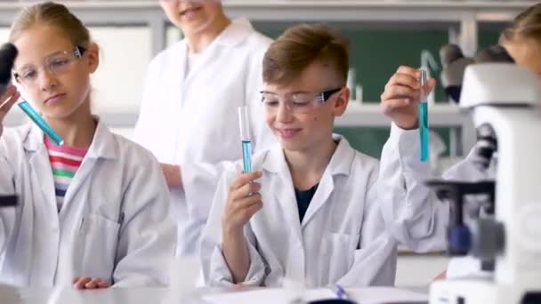 Concepto Educación Ciencia Niños Profesor Estudiantes Con Tubos Ensayo Que — Vídeo de stock