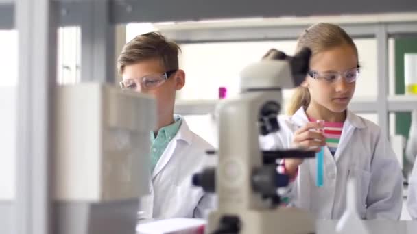 Leraar en studenten die studeren chemie op school — Stockvideo