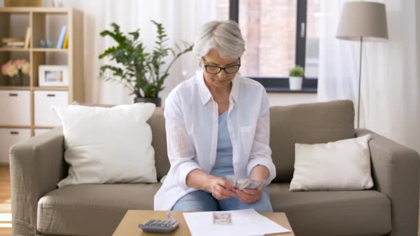 Senior femme avec de l'argent et des factures à la maison — Video