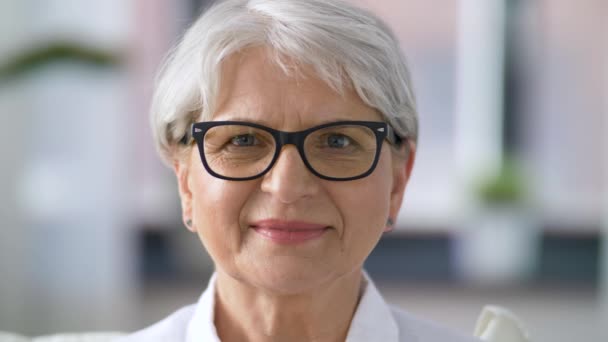 Retrato de mujer mayor feliz en gafas — Vídeo de stock