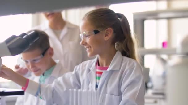 Lärare och studenter som studerar kemi i skolan — Stockvideo