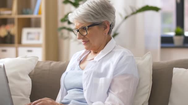 老年和人概念 快乐的高级妇女在笔记本电脑上打字在家里 — 图库视频影像
