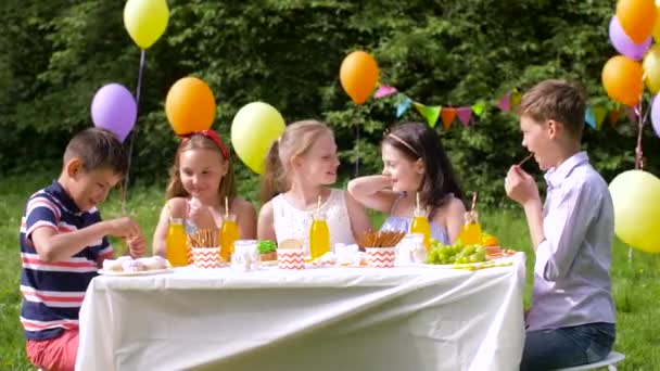 Niños felices en la fiesta de cumpleaños en el jardín de verano — Vídeos de Stock