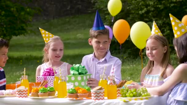 Kids cadeaus geven verjaardag kind op feestje — Stockvideo