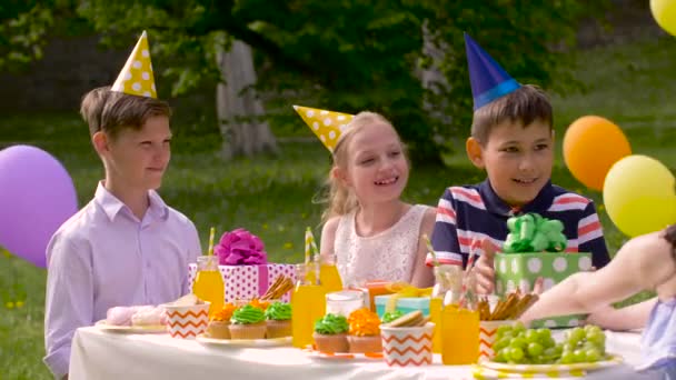 Діти дарують подарунки до дня народження дитини на вечірці — стокове відео