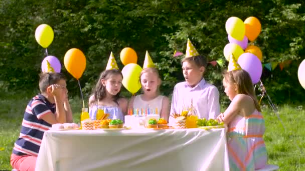 Niños felices en la fiesta de cumpleaños en el jardín de verano — Vídeos de Stock