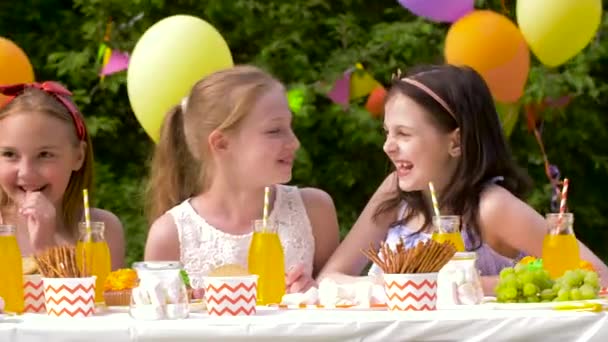 Joyeux enfants sur fête d'anniversaire au jardin d'été — Video