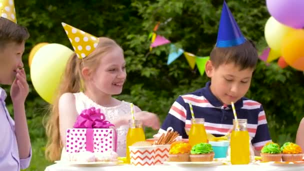 Niños dando regalos a niño de cumpleaños en la fiesta — Vídeos de Stock