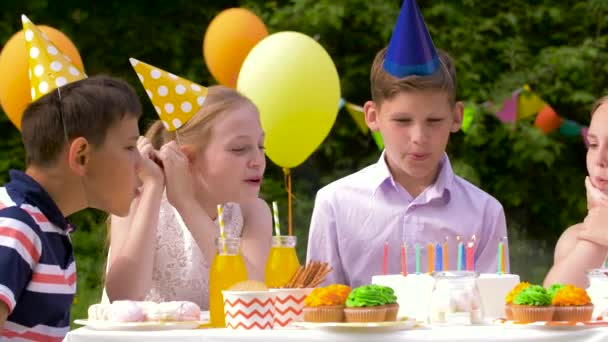 Gelukkige jonge geitjes op verjaardag partij op zomertuin — Stockvideo