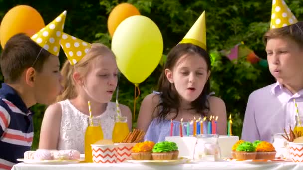 Niños felices en la fiesta de cumpleaños en el jardín de verano — Vídeo de stock